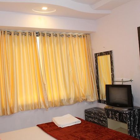 Hotel Kum Kum Adalaj Ngoại thất bức ảnh