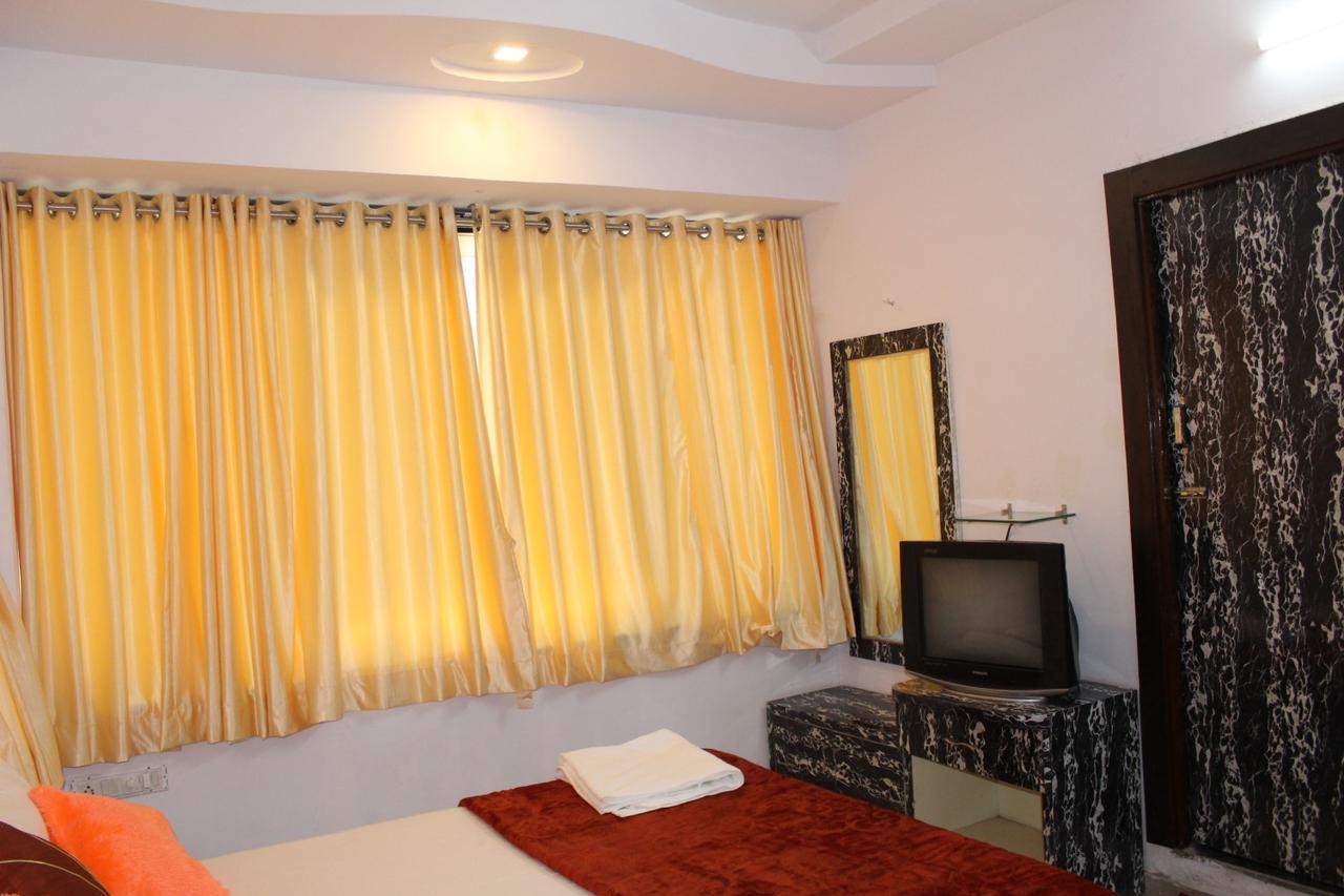 Hotel Kum Kum Adalaj Ngoại thất bức ảnh