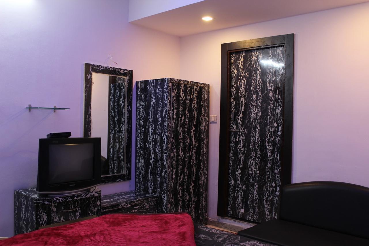Hotel Kum Kum Adalaj Ngoại thất bức ảnh