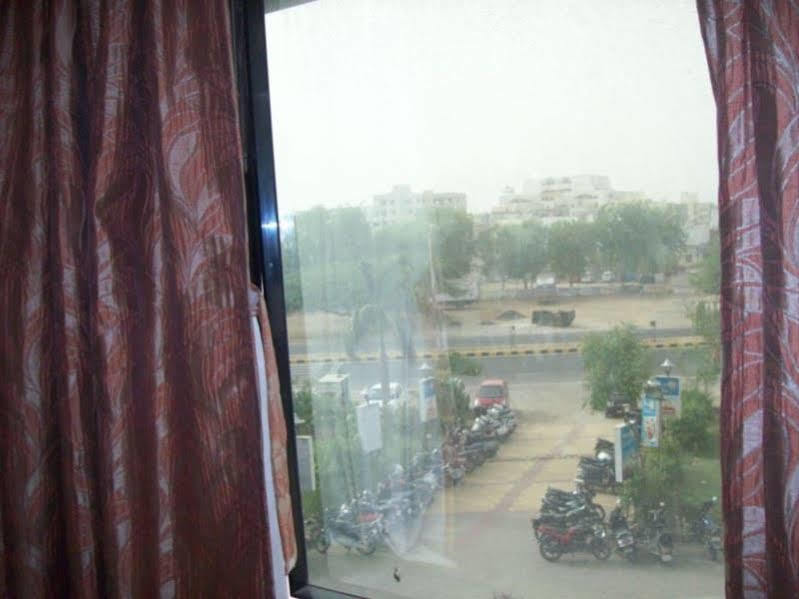 Hotel Kum Kum Adalaj Ngoại thất bức ảnh