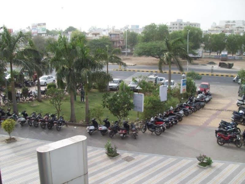 Hotel Kum Kum Adalaj Ngoại thất bức ảnh
