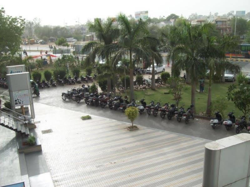 Hotel Kum Kum Adalaj Ngoại thất bức ảnh