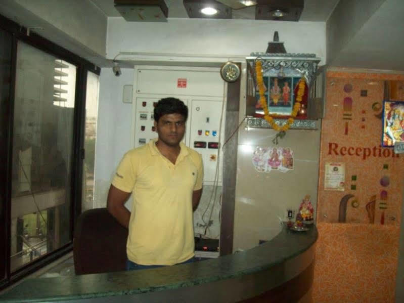 Hotel Kum Kum Adalaj Ngoại thất bức ảnh